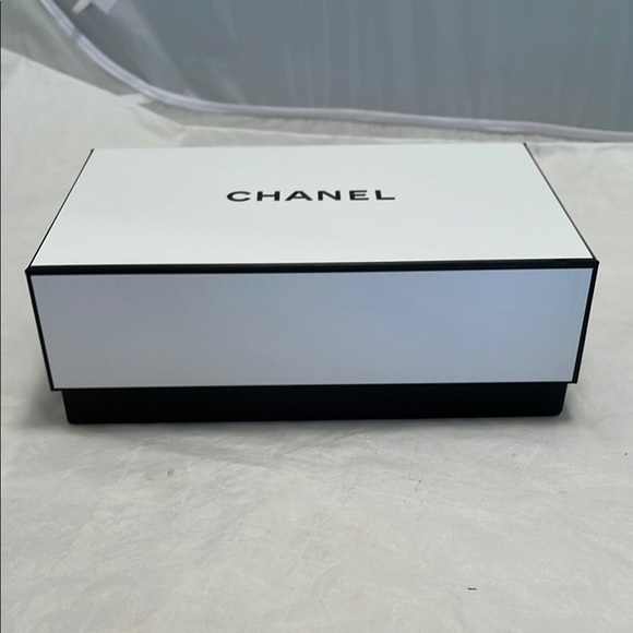 CHANEL Classic White Gift Box - Picture 2 of 11